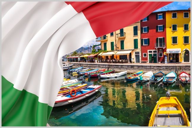 Italien-Flagge vor Booten im Hafen